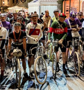 L'Eroica 2026 entra nel vivo: cinque miti del ciclismo e dieci giovani juniores sfidano la polvere di Siena
