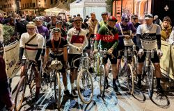 L'Eroica 2026 entra nel vivo: cinque miti del ciclismo e dieci giovani juniores sfidano la polvere di Siena