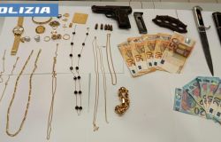 Roma, arrestato sul treno per Napoli finto Carabiniere, aveva estorto soldi e gioielli ad una coppia di anziani di Novara