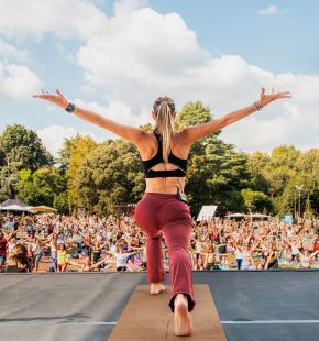 Roma, oltre 6700 Yogi hanno partecipato a Wanderlust 108m trasformando il parco del Ninfeo in un'oasi di mindfulness
