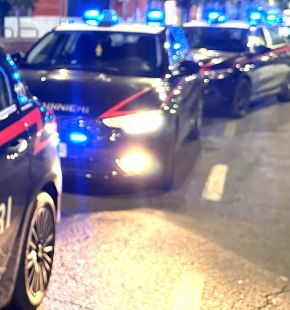 Roma Pietralata, corre per strada con un bastone, aggredisce e colpisce con un pugno un Carabiniere,  in manette 25enne
