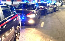 Roma Pietralata, corre per strada con un bastone, aggredisce e colpisce con un pugno un Carabiniere,  in manette 25enne