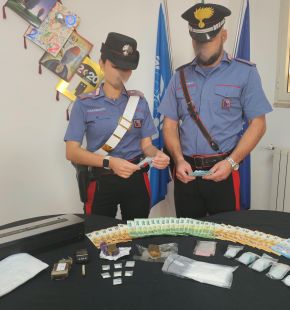 Formello, tornava a casa in Taxi con la droga ed i soldi in tasca,arrestato 31enne Formello, tornava a casa in Taxi con la droga ed i soldi in tasca,arrestato 31enne