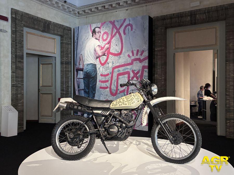 La Yamaha dipinta dall'artista PH credit Mondomostre La Yamaha dipinta dall'artista PH credit Mondomostre