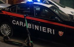Roma, tenta di evitare i controlli e scappa sul monopattino, 20enne inseguito, bloccato e denunciato