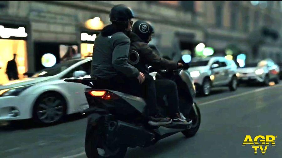 Polizia agenti della squadra Mobile in azione Polizia agenti della squadra Mobile in azione