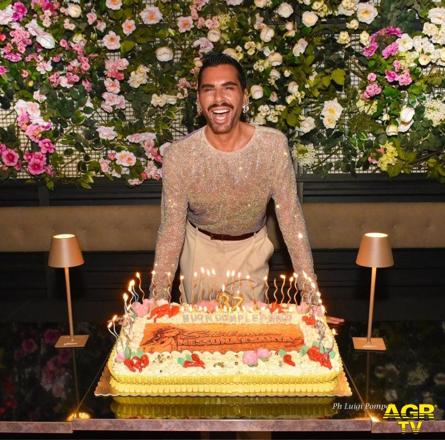 Federico Fashion Style con la torta del suo compleanno foto da comunicato stampa Belmonte Federico Fashion Style con la torta del suo compleanno foto da comunicato stampa Belmonte