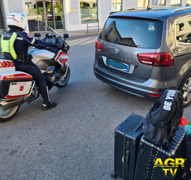 Prato. Taxi abusivo scoperto dal Reparto Motociclisti Prato. Taxi abusivo scoperto dal Reparto Motociclisti