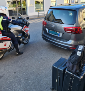 Prato. Taxi abusivo scoperto dal Reparto Motociclisti Prato. Taxi abusivo scoperto dal Reparto Motociclisti