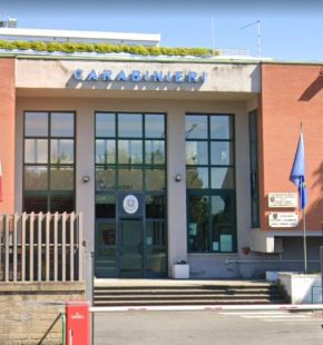 Tor di Valle: fa un murales alla stazione Metromare, denunciato 19enne Tor di Valle: fa un murales alla stazione Metromare, denunciato 19enne