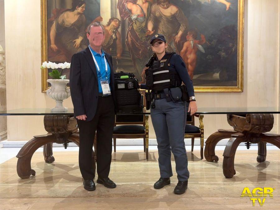 Polizia l'agente ed il turista americano alla restituzione dello zaino Polizia l'agente ed il turista americano alla restituzione dello zaino