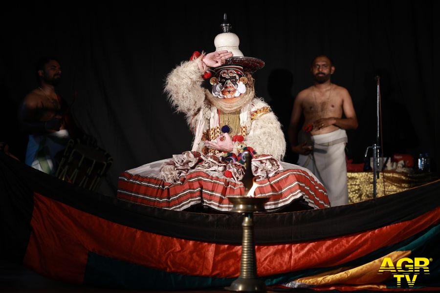 Teatro_tascabile_di_Bergamo_L_eta_divina_degli_scherzi_2026__foto_realizzate_dalla_Kalatharangini_Kathakali_School_ foto da comunicato stampa Teatro_tascabile_di_Bergamo_L_eta_divina_degli_scherzi_2026__foto_realizzate_dalla_Kalatharangini_Kathakali_School_ foto da comunicato stampa