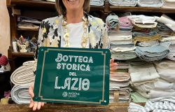 Fara in Sabina, “C’era un Tessuto”  Bottega Storica del Lazio, inaugurata la targa nel borgo di Farfa
