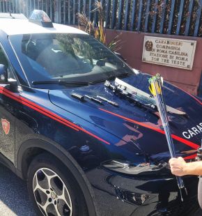 Roma, si barrica in casa e minaccia i Carabinieri con arco e frecce