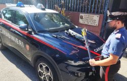 Roma, si barrica in casa e minaccia i Carabinieri con arco e frecce