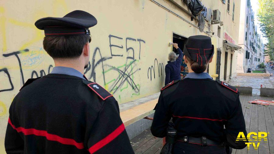 I_Carabinieri_e_il_personale_incaricato_da_Ater_Roma_impegnati_nella_rimozione_delle_scritte_ I_Carabinieri_e_il_personale_incaricato_da_Ater_Roma_impegnati_nella_rimozione_delle_scritte_