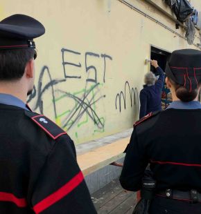 Roma Quarticciolo, operazione decoro e legalità di Carabinieri ed Ater, cancellate le scritte sui muri dei palazzi
