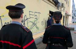 Roma Quarticciolo, operazione decoro e legalità di Carabinieri ed Ater, cancellate le scritte sui muri dei palazzi