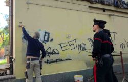 _Carabinieri_e_il_personale_incaricato_da_Ater_Roma_impegnati_nella_rimozione_delle_scritte_