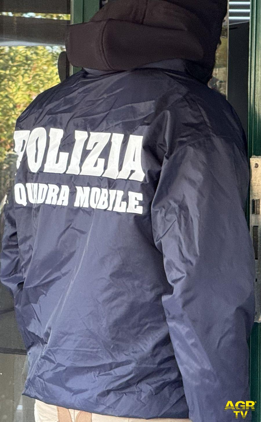 Polizia gli agenti che hanno compiuto le indagini Polizia gli agenti che hanno compiuto le indagini