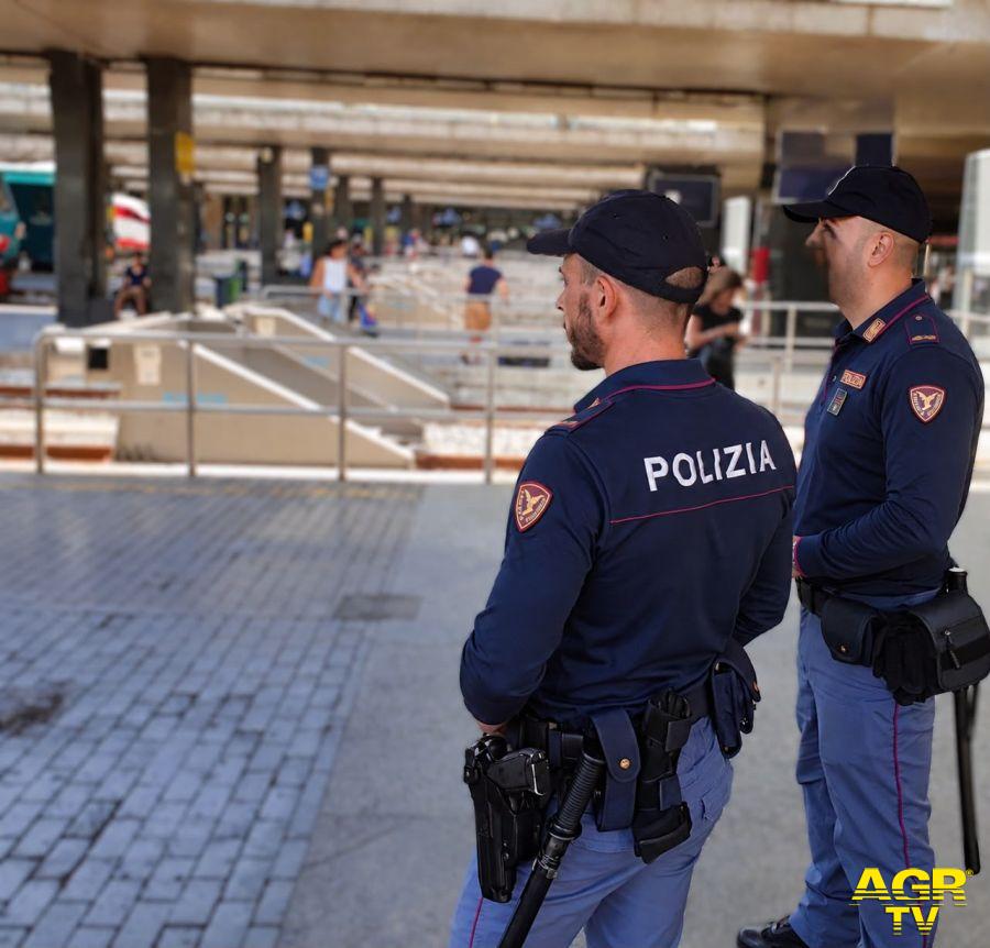 Polizia gli agenti della Ferroviaria mentre presidiano i binari di Termini Polizia gli agenti della Ferroviaria mentre presidiano i binari di Termini