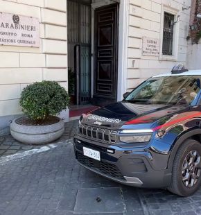 Roma, sente grida d'aiuto ed accorre a bloccare un rapinatore, Carabiniere libero dal servizio arresta 28enne