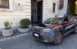 Roma, sente grida d'aiuto ed accorre a bloccare un rapinatore, Carabiniere libero dal servizio arresta 28enne