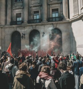 Roma, gli studenti sfilano sino al Ministero dell'Istruzione, chiedono...più scuola e meno spese militari