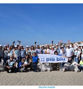 Ostia, volontari e dipendenti Acea al lavoro per bonificare le spiagge