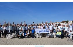 Ostia, volontari e dipendenti Acea al lavoro per bonificare le spiagge