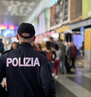 Roma Termini, monete lanciate in terra per distrarre la vittima e rubargli lo zaino, due in manette