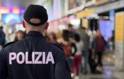 Roma Termini, monete lanciate in terra per distrarre la vittima e rubargli lo zaino, due in manette