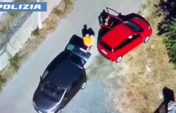 Roma, smantellata dalla Polizia centrale di spaccio della droga, 8 mila euro al mese ai gestori dei depositi, 800 euro ai corrieri