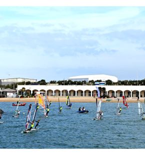 Ostia, windsurf e spettacolo al porto turistico