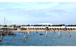 Ostia, windsurf e spettacolo al porto turistico