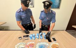 Roma, operazione antidroga su larga scala dei Carabinieri, 16 arresti, sequestrati oltre 7 kg di droga