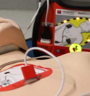 Salute, Rome defibrilla, dispositivi obbligatori nei ristoranti e corsi di prevenzione per cittadini ed esercenti
