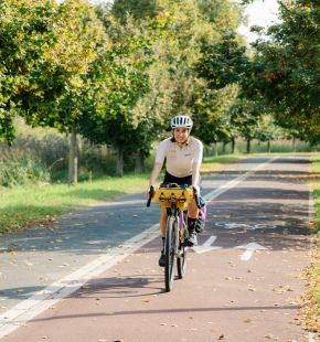 CESVI: Ilaria Fiorillo, da Siracusa a Milano in bici, 1500 km in sella nel tour del Sorriso per i bambini delle periferie