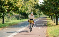 CESVI: Ilaria Fiorillo, da Siracusa a Milano in bici, 1500 km in sella nel tour del Sorriso per i bambini delle periferie