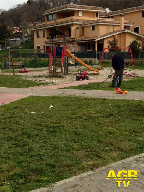 Acilia, S.I. si mobilita per la pulizia di piazza capelvenere Acilia, S.I. si mobilita per la pulizia di piazza capelvenere