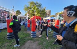 Famiglie in festa allenamento collettivo boxe foto da comunicato stampa