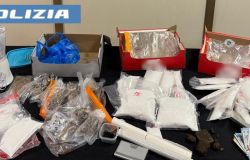 Roma, archivio della droga in camera da letto, in manette pusher 25enne, sequestrati 6 kg di cocaina, hashish e ketamina