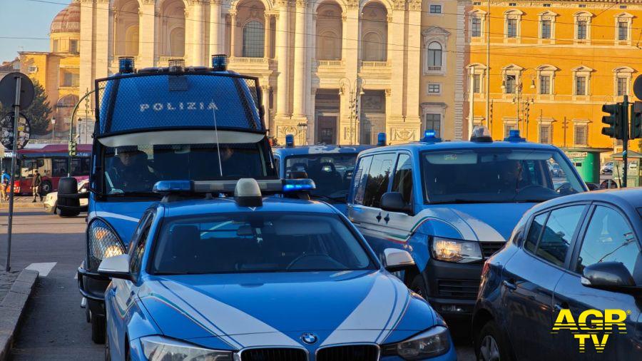 Polizia schierata per ordine pubblico Polizia schierata per ordine pubblico