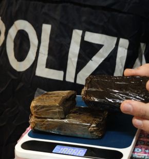 Roma, nella rete della Polizia finiscono 9 pusher, sequestrato oltre mezzo kg. di droga e 3 mila euro in contanti Roma, nella rete della Polizia finiscono 9 pusher, sequestrato oltre mezzo kg. di droga e 3 mila euro in contanti