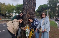 VIII Municipio, deposizione di un fiore sulla Colombo in ricordo di Beatrice...deceduta l'anno scorso a soli 20 anni