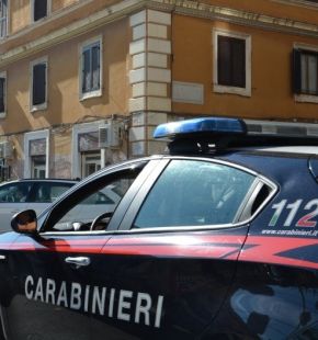 Roma Esquilino, testate e calci alla vetrata di un ristorante e ad un auto in sosta, arrestato 30enne