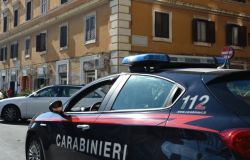 Roma Esquilino, testate e calci alla vetrata di un ristorante e ad un auto in sosta, arrestato 30enne