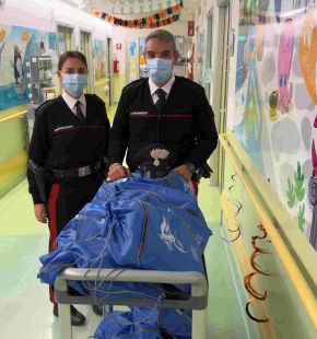 Roma, Carabinieri in corsia al Policlinico Gemelli con doni e sorrisi per i piccoli degenti dell'oncologia pediatrica