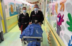 Roma, Carabinieri in corsia al Policlinico Gemelli con doni e sorrisi per i piccoli degenti dell'oncologia pediatrica