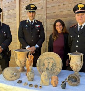 Campo di mare, restituiti 54 reperti archeologici, vasi etruschi, crateri e votivi anatomici al museo civico di Cerveteri